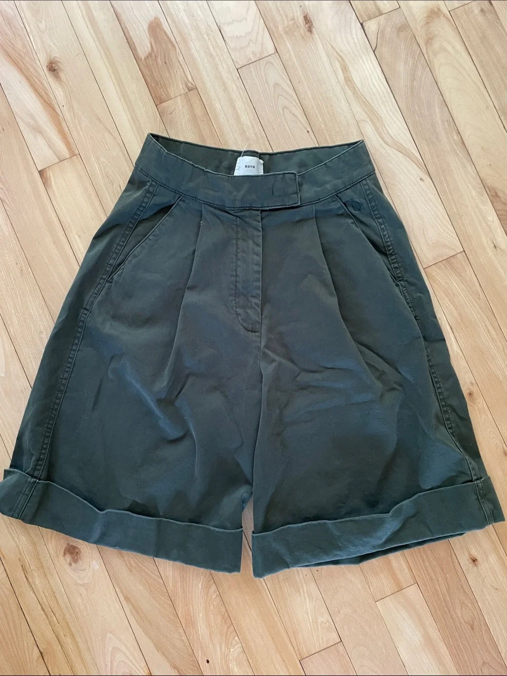 KOTN Olive Green High-Waist Pleated Women's Shorts - Picture 1 of 3